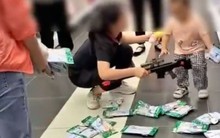 Bà mẹ mắng nhiếc nhân viên vì ngăn con mình phá hàng trong siêu thị