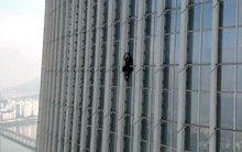 Chàng trai 24 tuổi bị bắt khi leo tòa nhà chọc trời ở Hàn Quốc bằng tay không