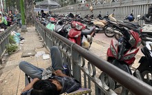 Cận cảnh vỉa hè TP HCM: Nhiều nơi bị xóa mờ!