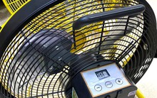 Có nên vừa sạc vừa dùng quạt tích điện không? Ghi nhớ những lưu ý để dùng quạt hiệu quả, lâu bền