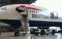 Ngày đầu đi làm, tiếp viên mở nhầm cửa khiến hãng hàng không thiệt hại 1,5 tỷ đồng