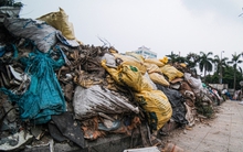 Hà Nội: Vỉa hè công viên Mai Dịch ngập rác thải, bị chiếm dụng làm bãi đỗ xe