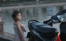 Người dân đua nhau tắm hồ Linh Đàm, bất chấp biển cấm