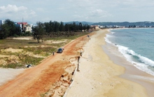 Sóng biển đánh nát kè biển ở Bình Định, người dân lo mất đất
