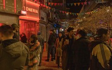 Cảnh tượng 'chẳng giống ai' ở quốc gia lạm phát vượt 110%: Người dân tiêu tiền 'xả láng', đổ xô đi ăn uống ở mọi nhà hàng