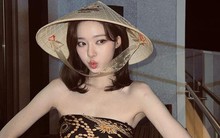 Dàn sao Hàn gây náo loạn Hội An, ăn bánh xèo và uống bia vỉa hè