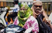 Người lao động Ấn Độ như bị tra tấn dưới trời nắng nóng