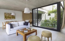 Nhà ống dài và hẹp nhưng có 3 khoảng sân vườn tạo không gian xanh mát mẻ quanh năm