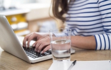 Uống nước xong đau bụng, xem camera phát hiện chuyện rợn người từ đồng nghiệp