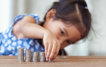 Con hỏi: “Mẹ ơi, tiền quẹt ra từ điện thoại à?” - Câu trả lời ảnh hưởng lớn đến tương lai con