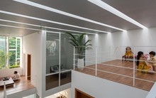 Nhà ống cho ba thế hệ gây ấn tượng với giếng trời đặc biệt