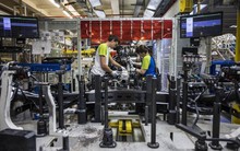 Không phải các nhà máy, người tiêu dùng mới là bộ phận đang gồng gánh kinh tế toàn cầu