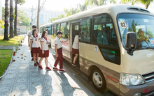 Bố mẹ “cúp” làm, “thầu” xe ôm để đưa con đi học thay vì sử dụng dịch vụ xe đưa đón của nhà trường