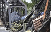 Mỹ: Sập cầu, đoàn tàu chở hoá chất lao xuống sông