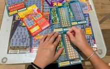 Thất nghiệp kỷ lục, giới trẻ Trung Quốc đua nhau... mua xổ số để mong đổi đời