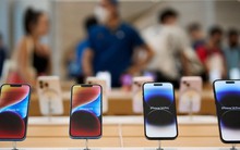 Cuộc chiến giá lên cao trào, đại lý bất chấp xả hàng: Giảm 10 triệu đồng cho Galaxy S23, iPhone 14 Pro Max