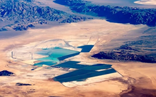 Các ông lớn dầu khí đồng loạt ‘lấn sân’ sang ô tô điện, đổ xô đặt cược vào nguồn ‘vàng trắng’ quý hiếm, dự kiến sẽ khiến cuộc chơi toàn cầu thay đổi