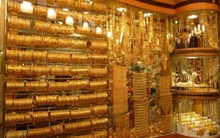 Bên trong những nơi bày la liệt, mua bán vàng và kim cương như rau