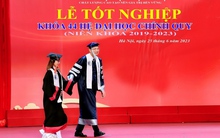 Xúc động khoảnh khắc thầy hiệu trưởng dắt tay nữ sinh bại não ra sân khấu nhận bằng tốt nghiệp