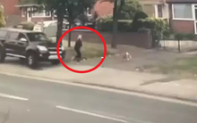 Ô tô lao tới với tốc độ 100km/h, người phụ nữ tưởng mình đã 'tới số' thì được cứu trong tích tắc