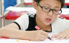 Học sinh tiểu học viết văn về Sự cô đơn, thầy giáo đọc xong rơi nước mắt, cho ngay điểm tuyệt đối