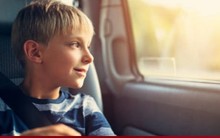 Những lưu ý quan trọng khi cho trẻ em đi xe ô tô