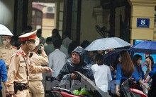 CSGT đội mưa phân làn, hỗ trợ thí sinh dự thi tốt nghiệp THPT