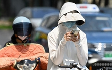 Chùm ảnh: Sóng nhiệt không ngừng "thiêu đốt" Trung Quốc, người dân chật vật trốn ánh nắng mặt trời