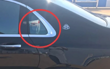 Khung kính hình tam giác bé tý, tưởng vô dụng mà ô tô nào cũng phải có