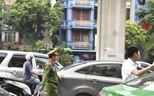 Giao thông hỗn loạn tại 2 điểm thi vào trường THPT chuyên ở Hà Nội