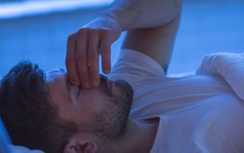 Dấu hiệu sớm của bệnh gan có thể xuất hiện vào ban đêm