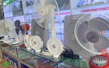 Sợ cắt điện luân phiên, khách lùng mua quạt tích điện, đặt trước cả tuần mới có