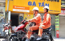 Nhân viên điện lực dùng loa kéo đi từng phố kêu gọi người dân tiết kiệm điện