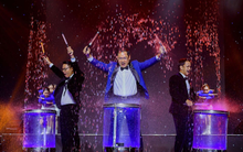 [Clip] Không chỉ Chủ tịch Trần Hùng Huy mà Tổng Giám đốc ACB Từ Tiến Phát cũng vừa đánh trống vừa hát cực "sung" nhân sinh nhật 30 năm ngân hàng