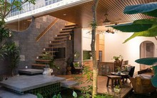 Độc lạ bên trong ngôi nhà dùng kính thay gạch, có 5 khu vườn