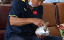 HLV Mai Đức Chung ăn vội gói xôi trước giờ sang châu Âu, khiến CĐV xúc động vì hình ảnh giản dị