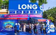 Khách hàng hào hứng tham gia chương trình giờ vàng tại FPT Long Châu