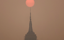 Chùm ảnh minh chứng sức ảnh hưởng nghiêm trọng của cháy rừng ở Canada: New York mù sương, đứng đầu danh sách thành phố ô nhiễm không khí nhất