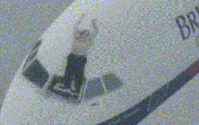 Rơi kính chắn gió, cơ trưởng bị hút ra ngoài máy bay suốt 20 phút vẫn sống sót