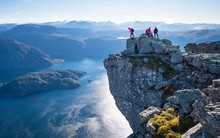 Vách đá cao chót vót ở Na Uy hấp dẫn những tín đồ du lịch mạo hiểm