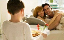 'Mẹ ơi, tại sao bố lại ôm hôn mẹ?' - người mẹ sẽ trả lời thế nào trong tình huống khó xử