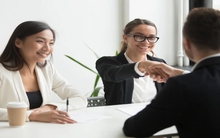 Nhà tuyển dụng hỏi: "Làm sao để bán 1 chai nước suối với giá 650 nghìn đồng?". Cô gái đưa ra cách bán khiến nhà tuyển dụng khen ngợi