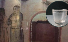 Tìm thấy cái chén kỳ lạ “xuyên không” trong mộ cổ 1.000 năm