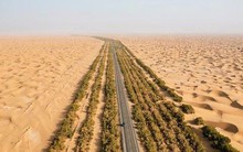 Bí ẩn đằng sau công trình cao tốc xuyên sa mạc dài nhất thế giới, dọc theo khu vực cực giàu tài nguyên dầu khí của Trung Quốc