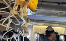 Máy bay rung lắc mạnh hất văng khách lên trần, đập xuống sàn