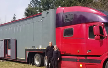 Cặp vợ chồng về hưu mạnh tay bán nhà, lấy 4,2 tỷ đồng xây “biệt thự biết đi” để chu du thiên hạ, 5 năm sau hối hận không kịp