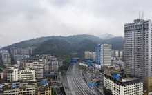 Chung cư không cửa sổ, đường cao tốc 6 làn không bóng người, người dân 12 năm không được trả nhà: Cảnh tượng đau lòng của thành phố Trung Quốc ‘nghiện nợ’