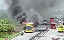 Xe khách bốc cháy ngùn ngụt, nhiều người hốt hoảng bỏ chạy