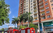 Cháy căn hộ chung cư ở TPHCM, người dân ôm đồ tháo chạy
