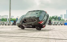 Kỷ lục gia Guiness Russ Swift trình diễn ô tô mạo hiểm tại Hà Nội